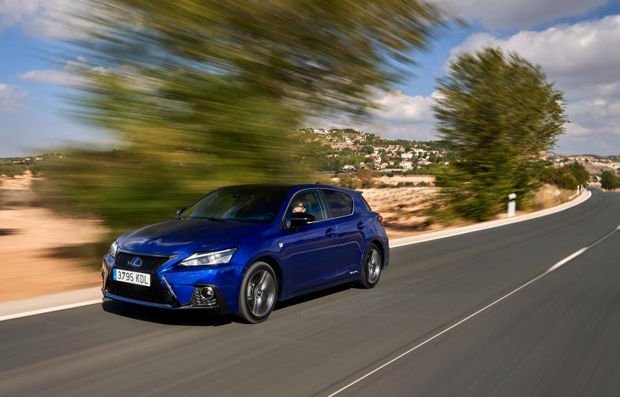  Lexus CT200h F-Sport 2017 года  (WW) (фото 12 из 25)